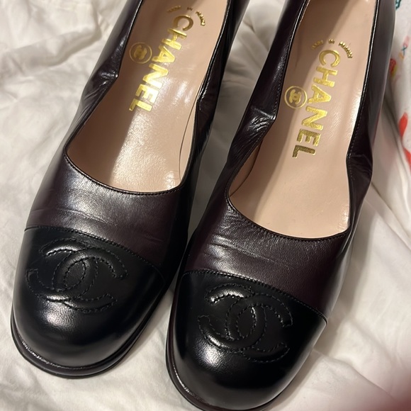 Brown and black Chanel pumps perfect for fall- size 35 excellent condition! - Picture 3 of 4